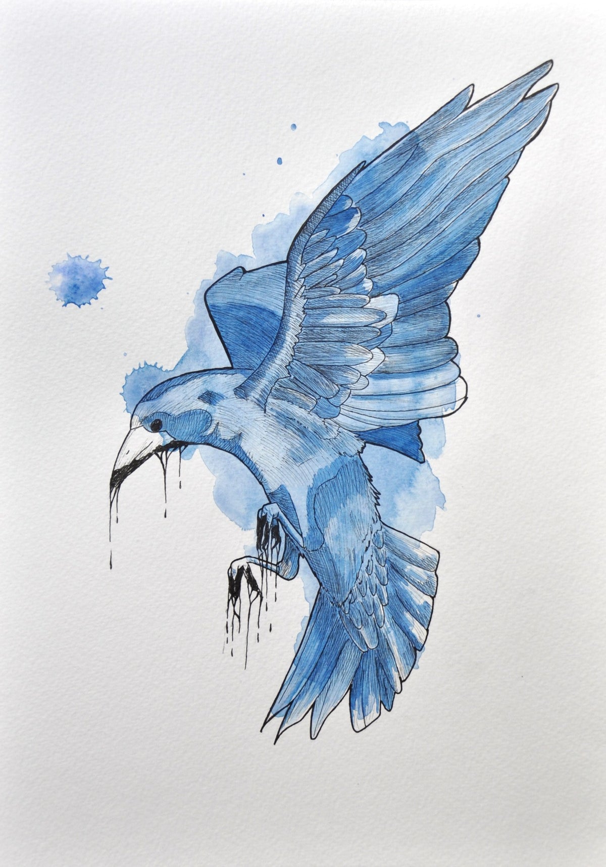 Flying blue – Original Aquarell, blauer Rabe im Flug mit schwarzen Tuschespuren