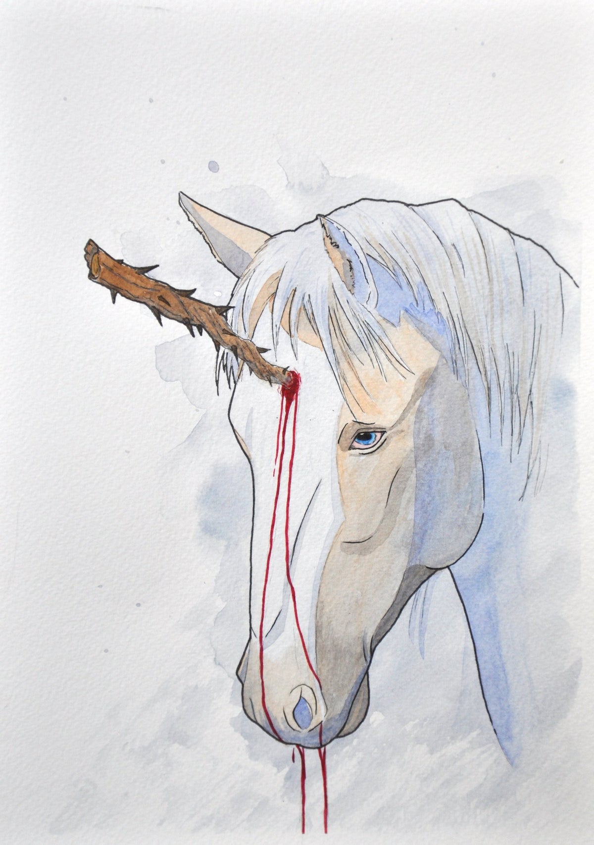 Look, I made you pretty – Original Aquarell, weißes Pferd mit Ast als Horn in Blau- und Violetttönen